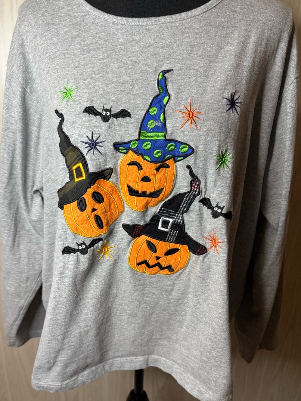 Vintage Gray Halloween Shirt with Embroidered Pumpkin Trio 2x 90’s Y2K